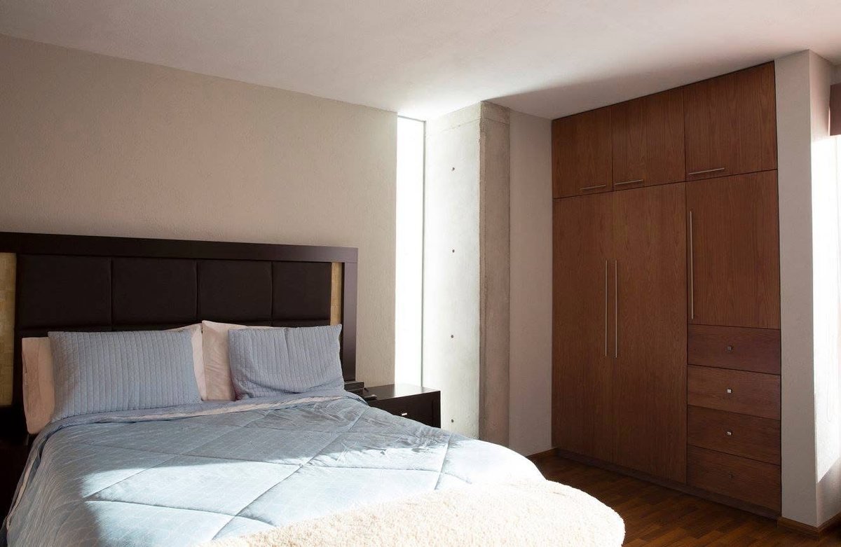 Recámara con clóset de madera a la medida